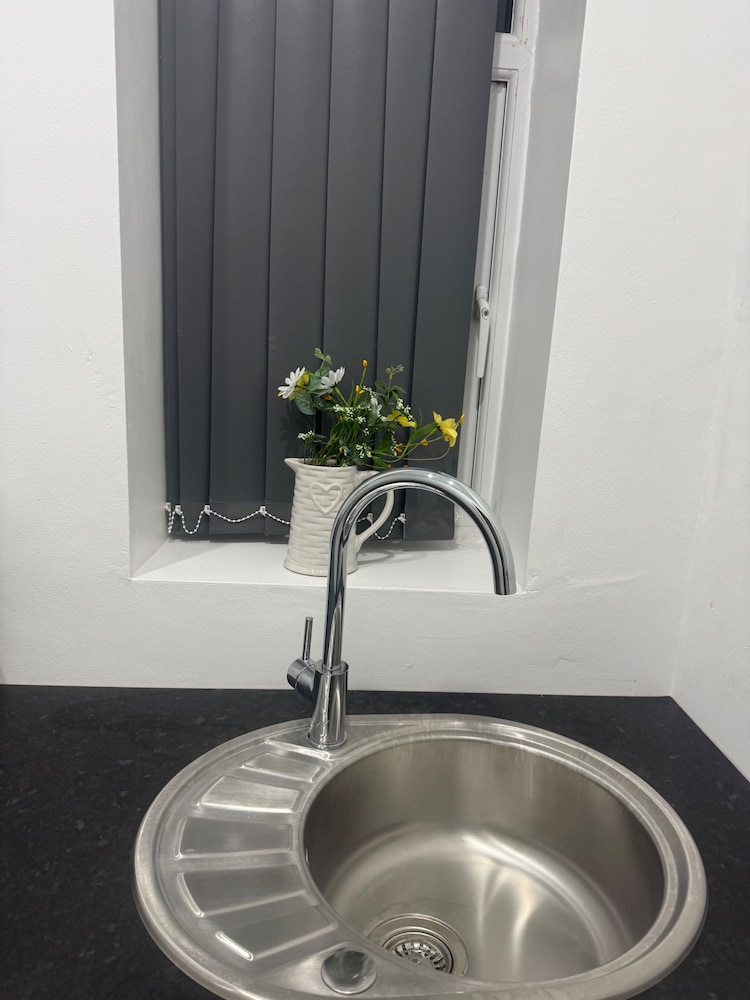 1 Bed Flat - Sleeps 2 - Parking - Wifi
