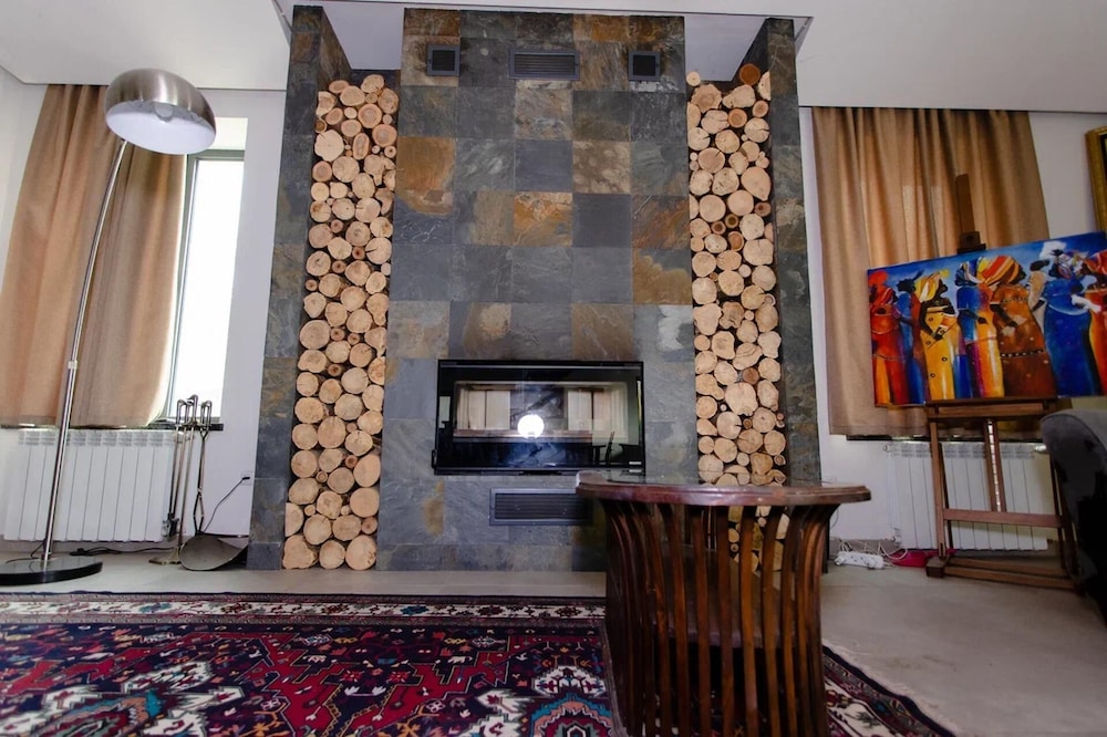 4 Bed Villa Estate Sleeps 7 - Pool, Garden, Sauna