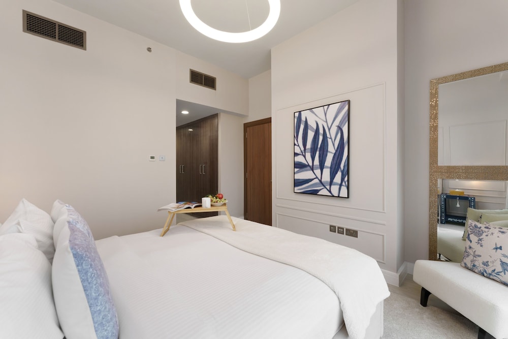 Modern Living w Premium Amenities Close to Marina