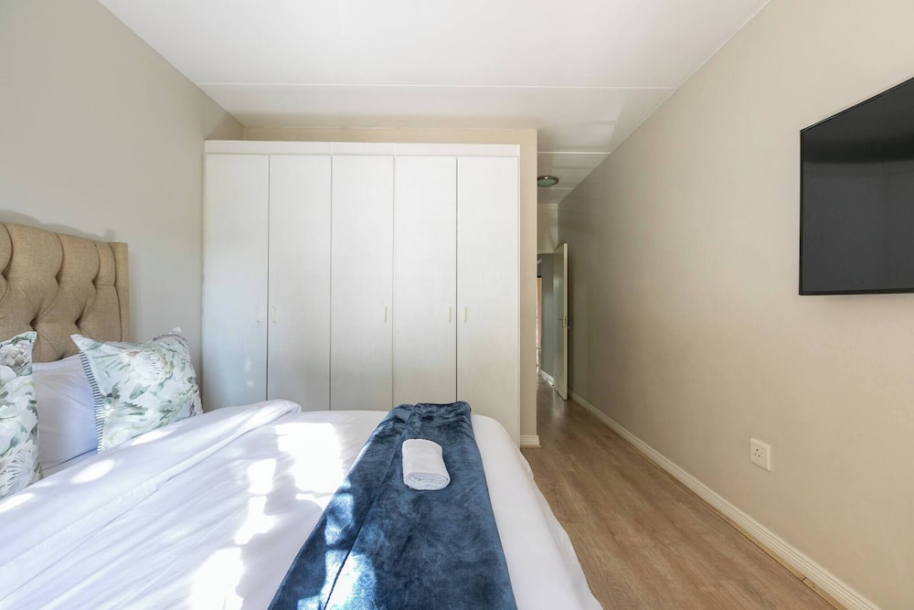 2bed in Sandton City