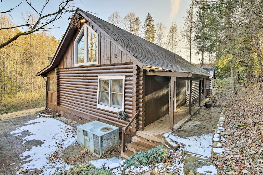 Pet-friendly Gatlinburg Cabin w/ Hot Tub!