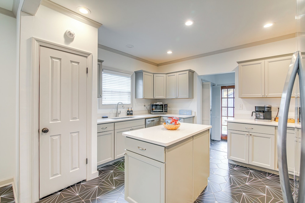 Walk to Eats: Midtown Memphis Home w/ Patio!