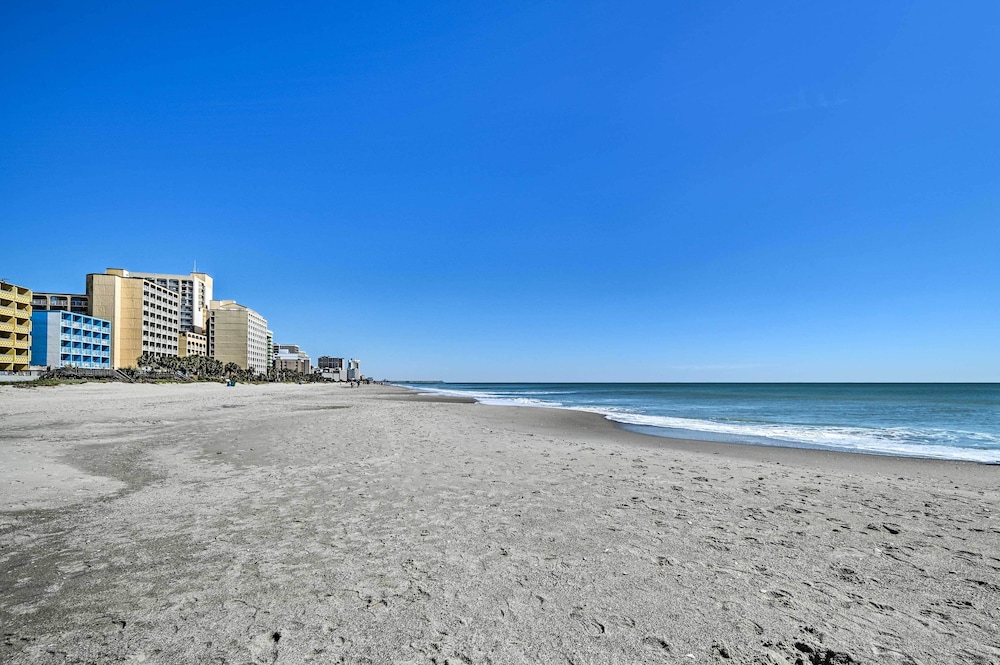 Pools & Spas: Beachfront Studio at Landmark Resort