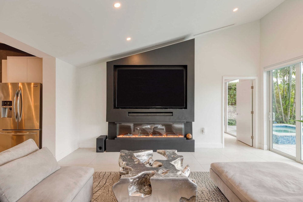 Luxury Waterfront Home w/ Pool, Hot Tub & Dock Near Las Olas Gulfstream