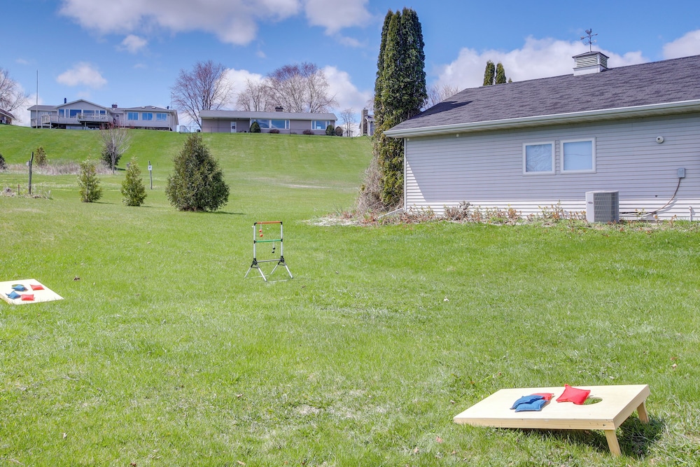 Algoma Retreat: Near Beach, Game Room, Yard