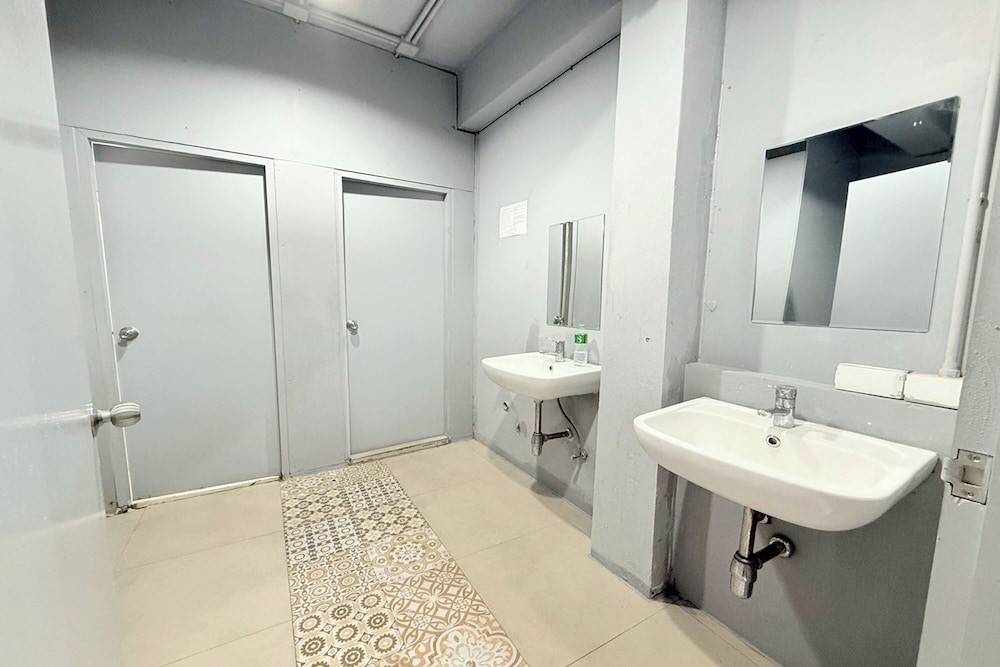 Sukhum Huai Khwang Guest House