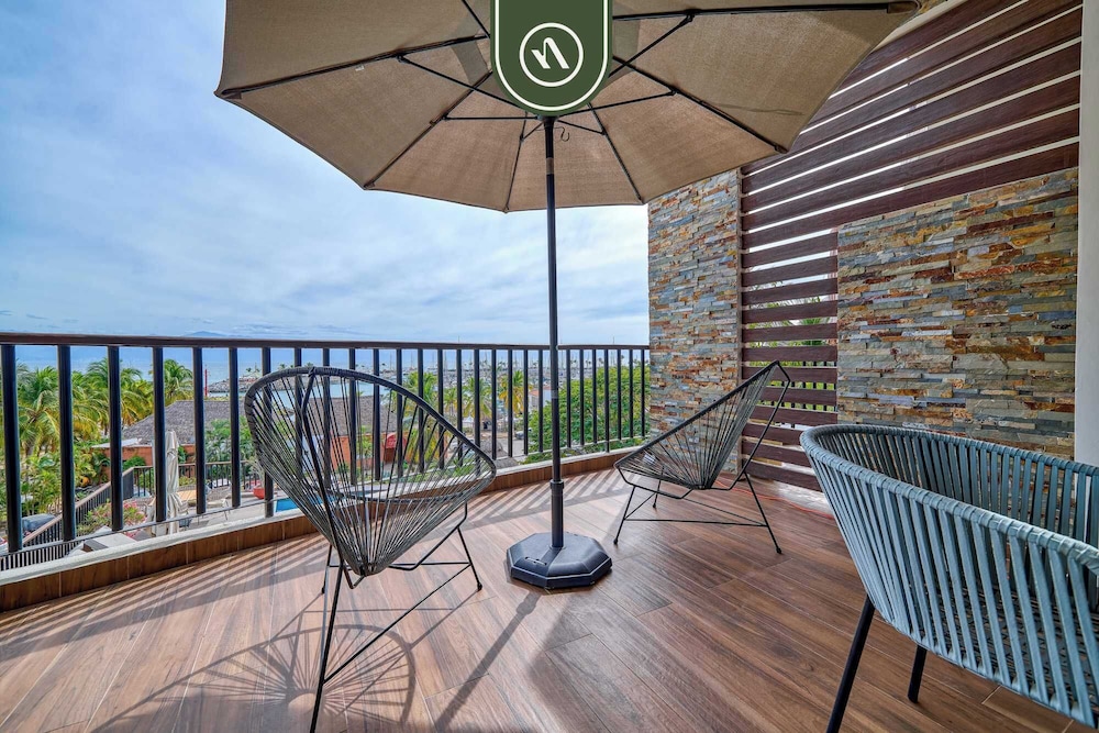 Oceanview 3 BR Condo Near the Beach - Pool