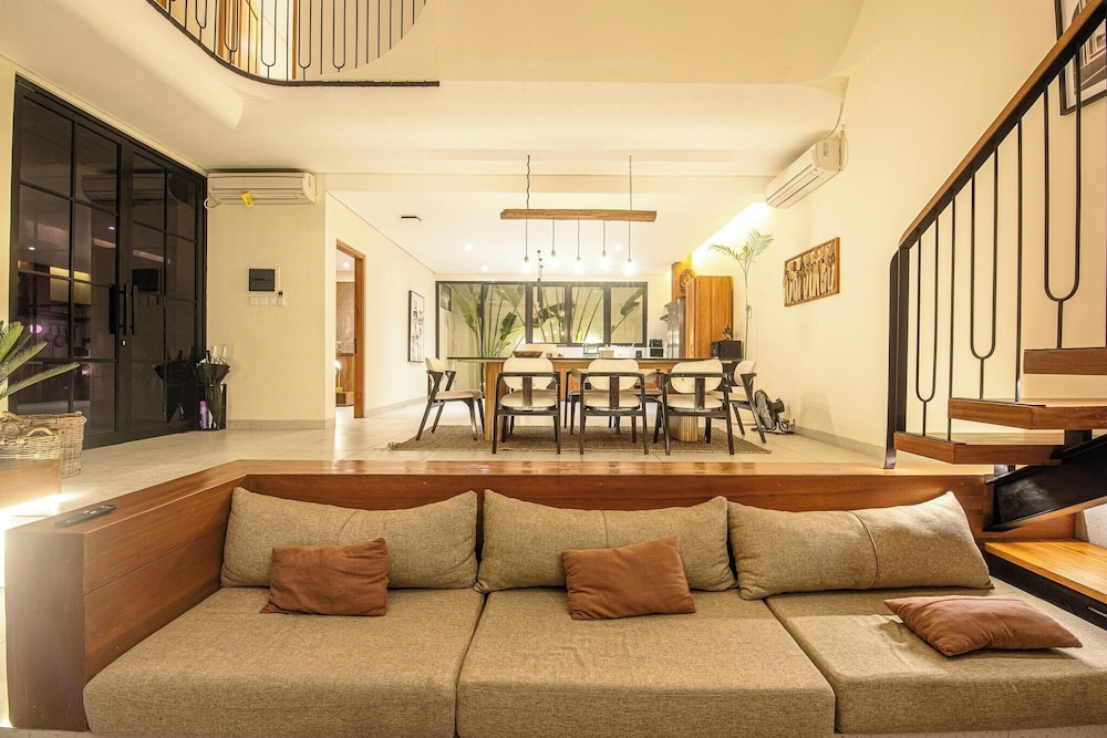 Chic 4-br Villa in Central Seminyak, Beach 5 Mins