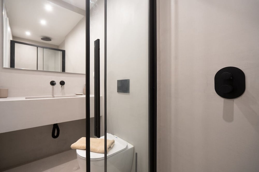 LIV - Deluxe 2BD Apartment in Athens