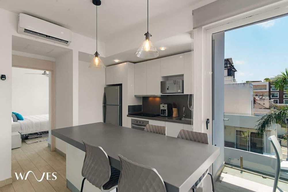 1 Br. W/5th Avenue View Steps From the Beach