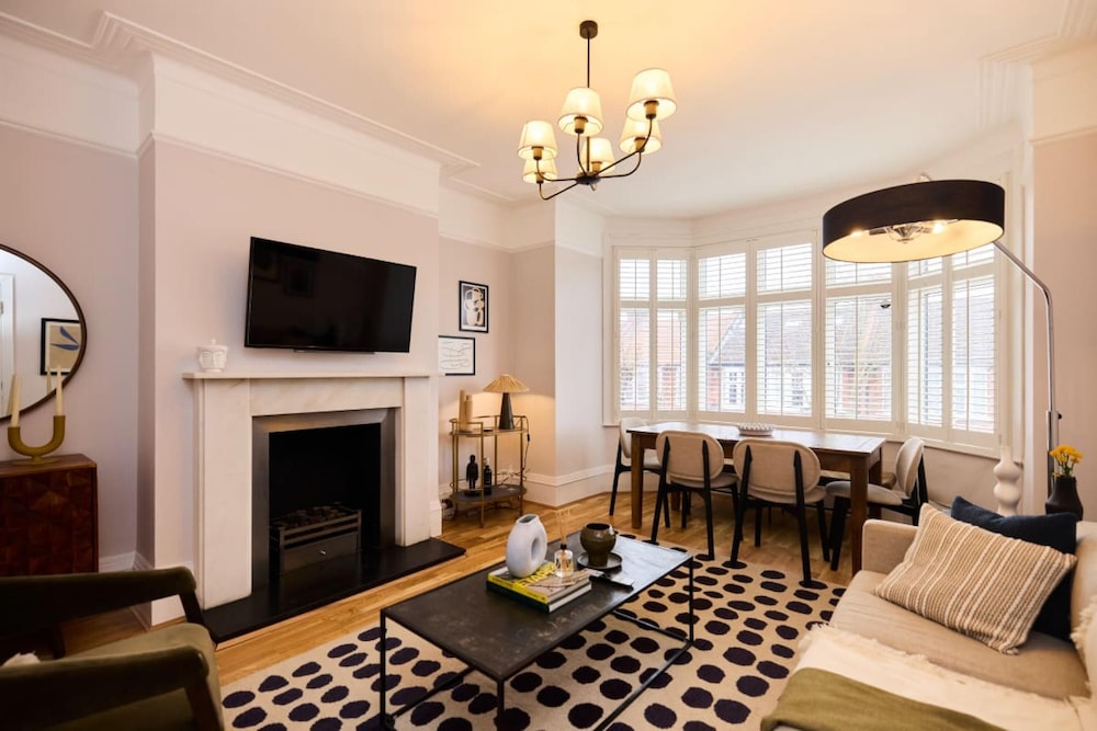 The Cranley Gardens Escape - Spacious 2bdr Flat