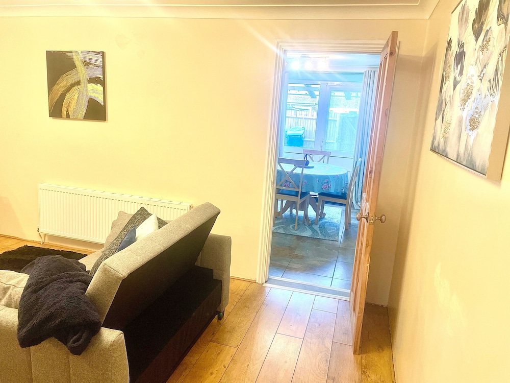 House - Sleeps 9 - Garden - Pet Friendly - Parking