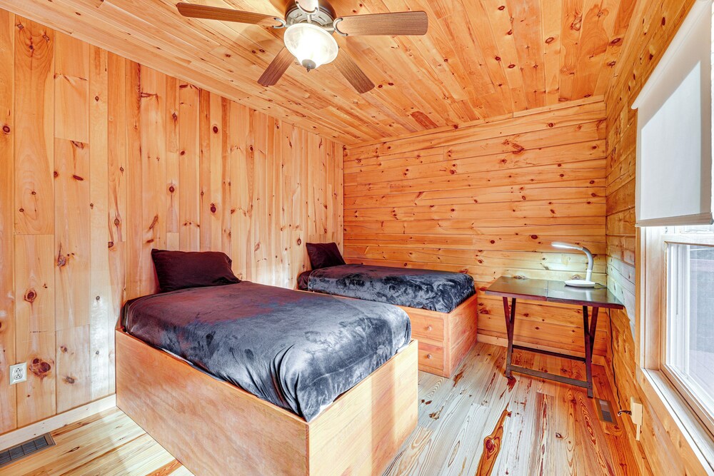 15 Mi to Snowshoe Resort: Cabin w/ Deck & Fire Pit