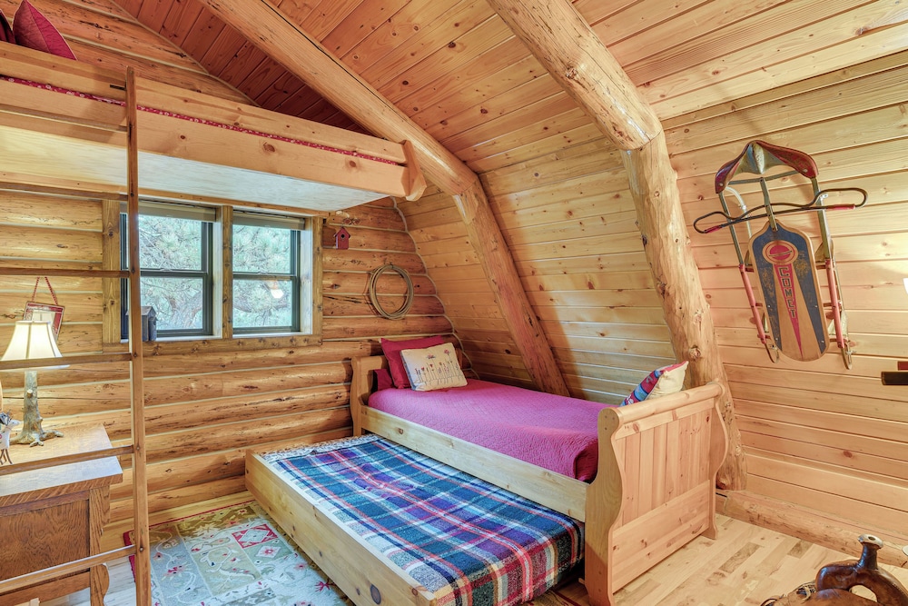 18 Mi to Royal Gorge: Peaceful Mtn Cabin w/ Porch!