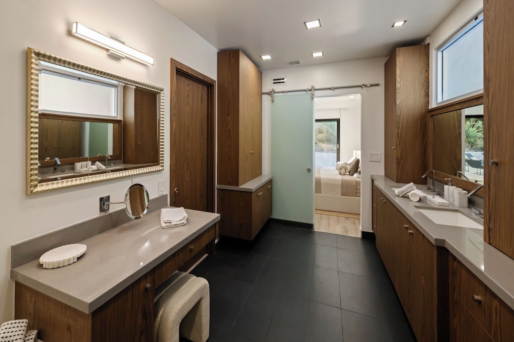 Valea Estate - Secluded Beverly Hills Retreat 1-acre Oasis