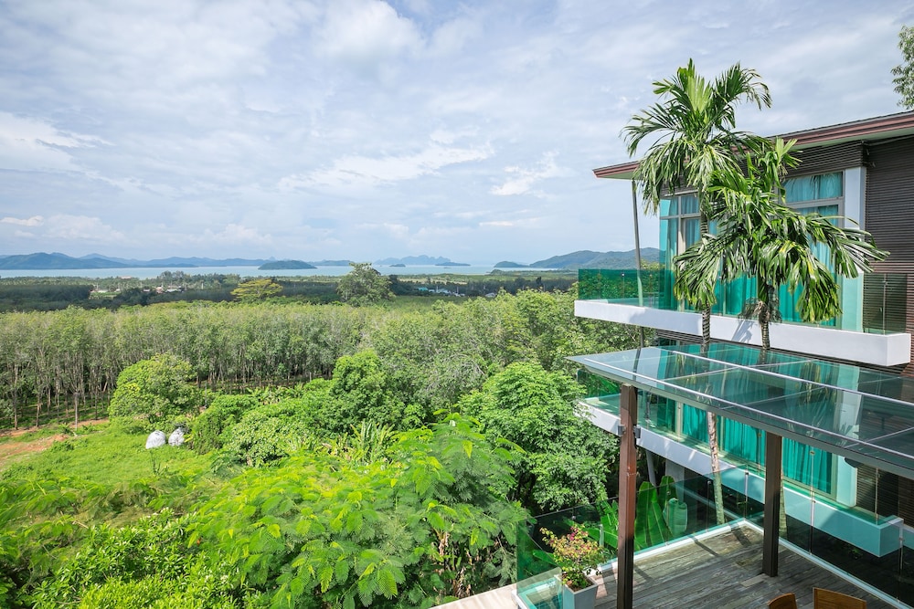 4BR Seaview Villa with Gym and Cinema Room view 2