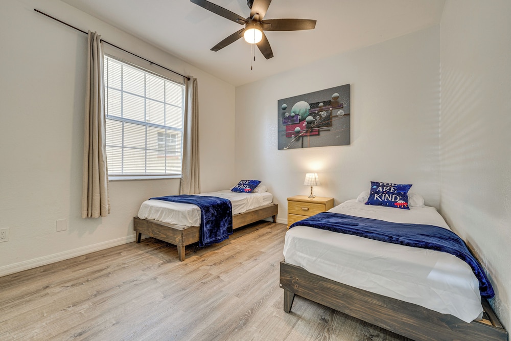 Pool Access: Family-friendly Poinciana Condo!