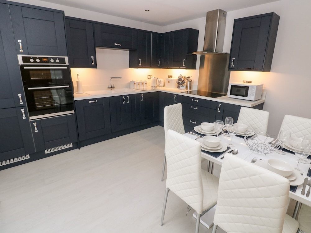 Lunaroxx, 6 Meadow Gardens, Kilgetty