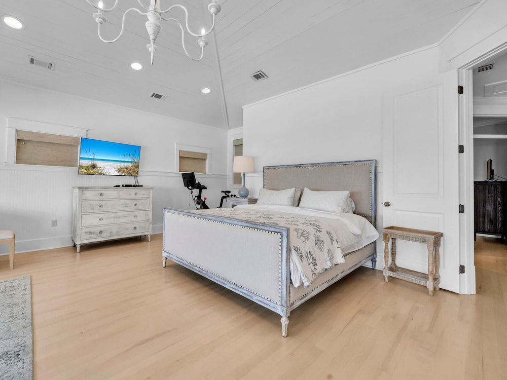 4BR Beachfront Home With Hot tub & Private Beach Access!