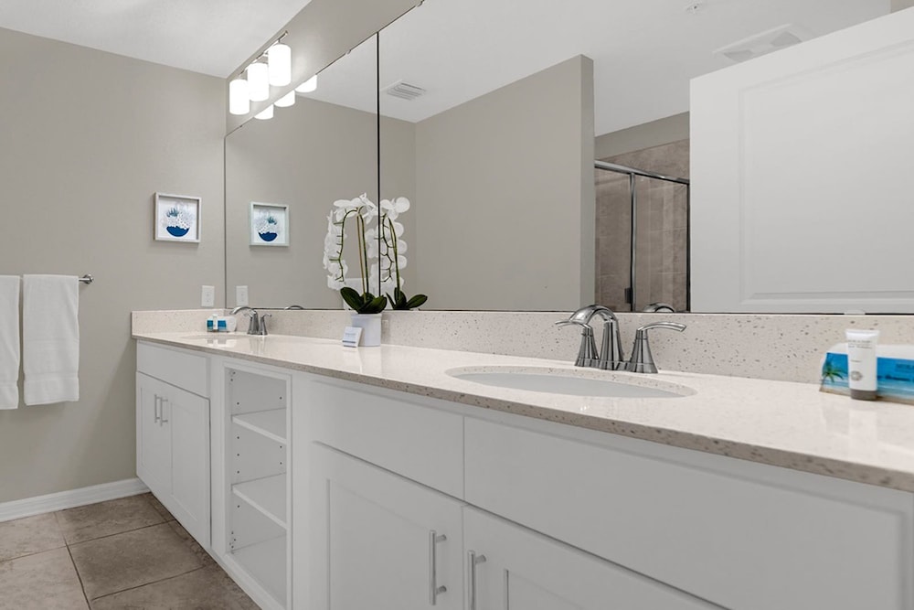 Upstay Stylish Condo w Patio Storey Lake Resort