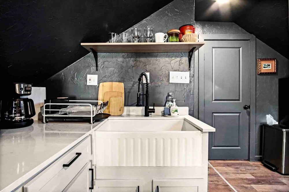 Oklahoma City Vacations - 3-story 6-bedroom 4 Bathrooms 3min-asian Dist - Property Image 54