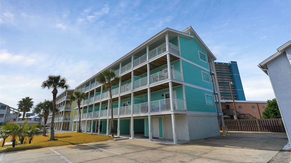 Sand Castles West A4: Steps to Beach, Pools, Private Balcony & More!