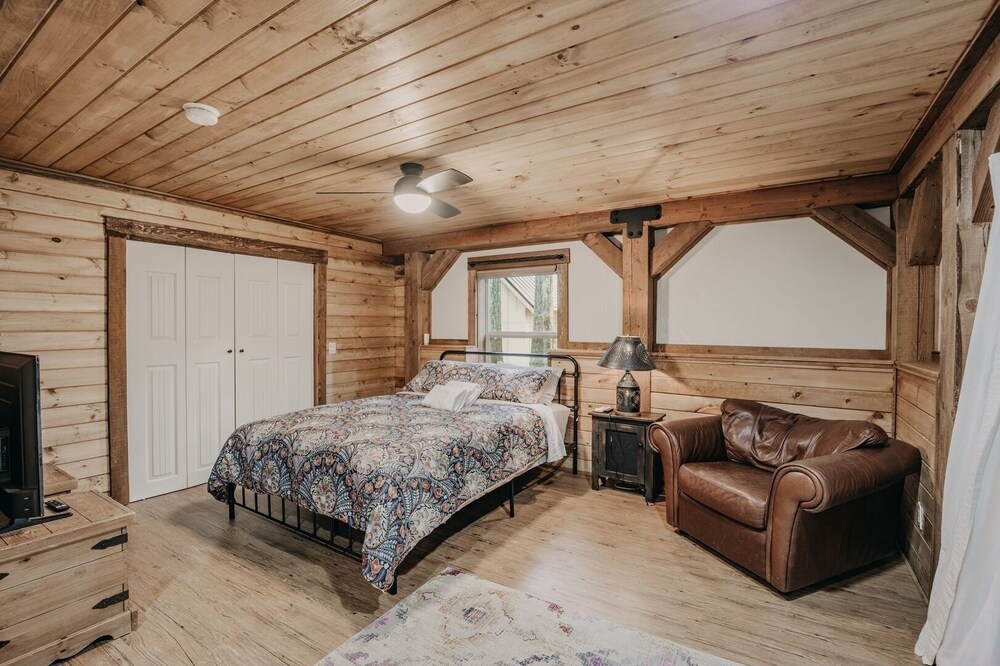 39gs - Hot Tub - Wi-fi - Pets Ok 3 Bedroom Cabin by RedAwning view 3