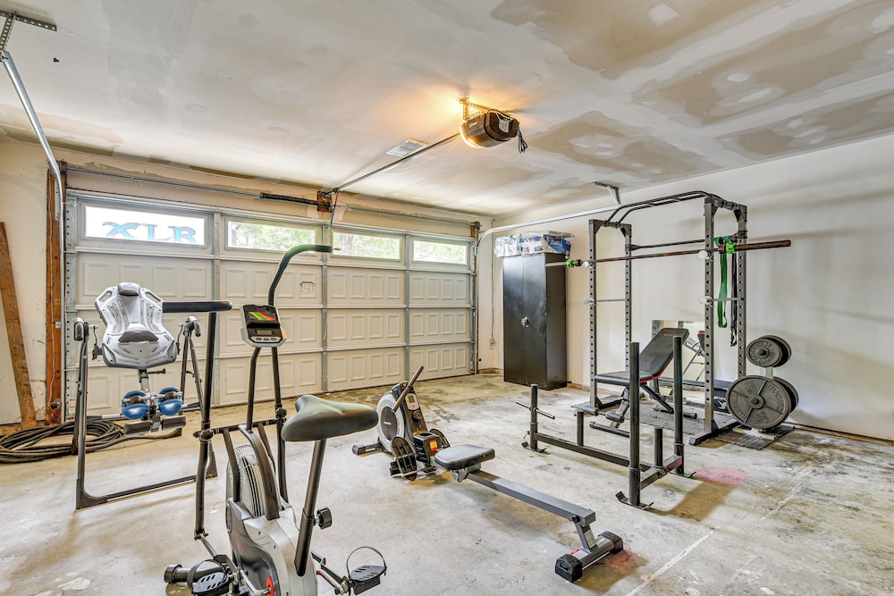 10 Mi to Uptown Charlotte: Family Home w/ Backyard
