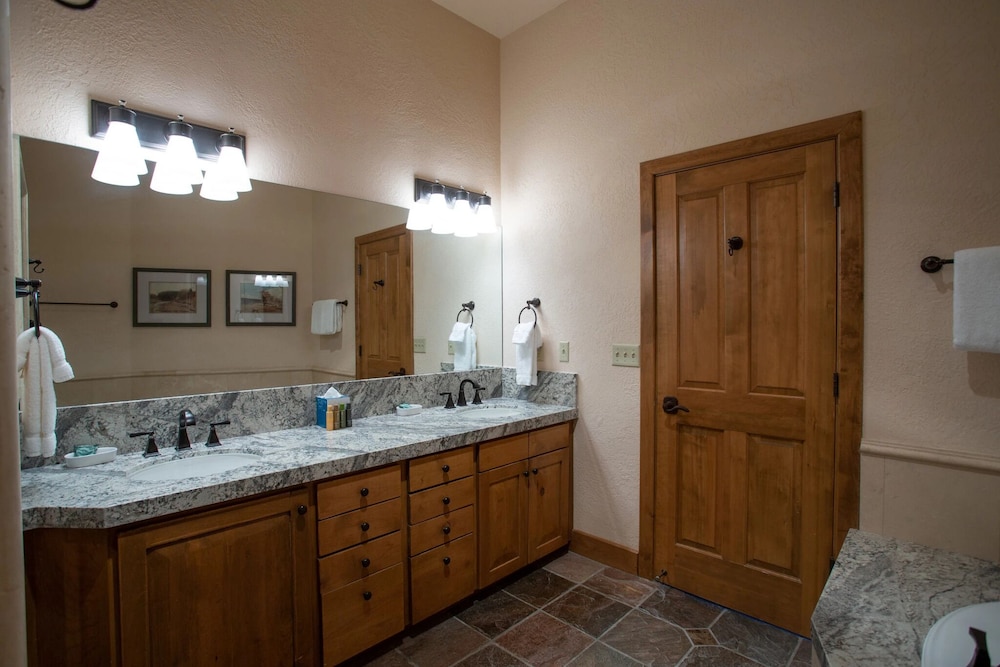Sterling Lodge at Deer Valley Resort - Three Bedroom Condo with Hot Tub #108 3 Condo