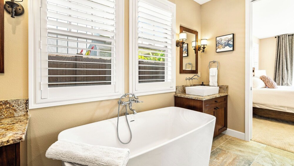 Private Yard and Outdoor Area - AC & Shared Pool - Golf Views - Vrkcv