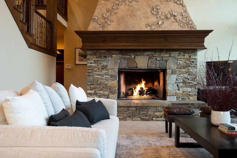 High Meadow by Avantstay Alpine Views w Indoor Pool Hot Tub Open Floor Plan