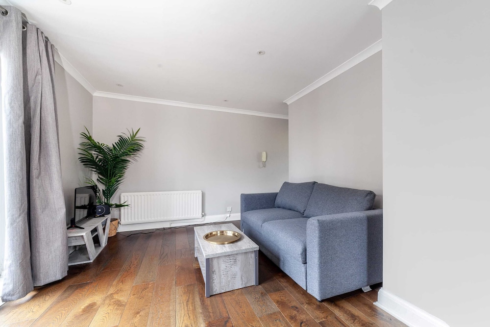 Spacious Battersea Gem With Balcony Bliss
