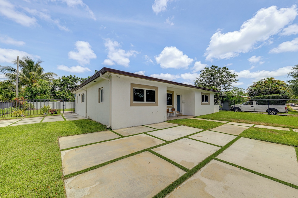 Chic North Miami House ~ 7 Mi to Hard Rock Stadium