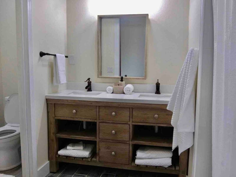 Spectacular 4BR Mountain Home Sleeps 12