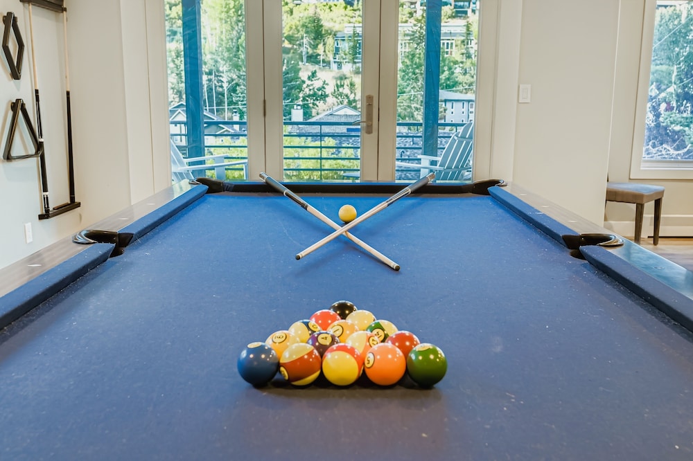 Mountain Luxury In Old Town Spa - Walk To Main 440 3 Bedroom Home