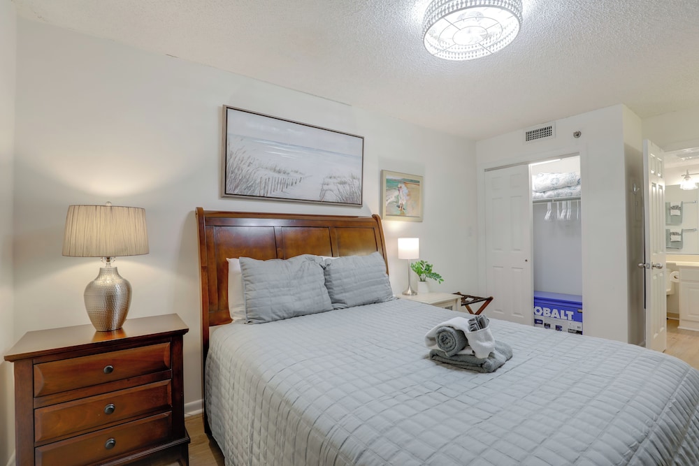 Walk to Myrtle Beach: Condo w/ Views & Pool Access