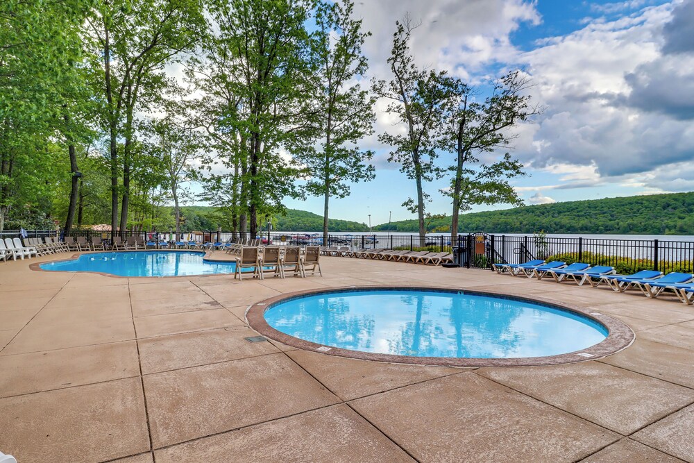 Beach Access & Hot Tub: Retreat in Lake Harmony!