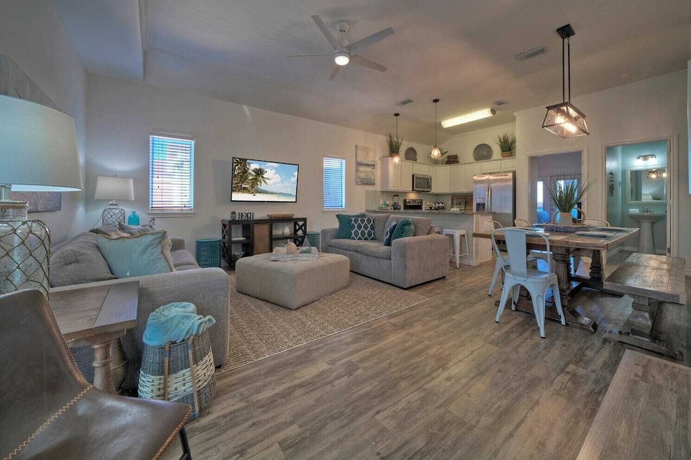 Sleeps 23, 2 Beachside Homes Resort Pool, Walk to the Beach, Balcony + Yard
