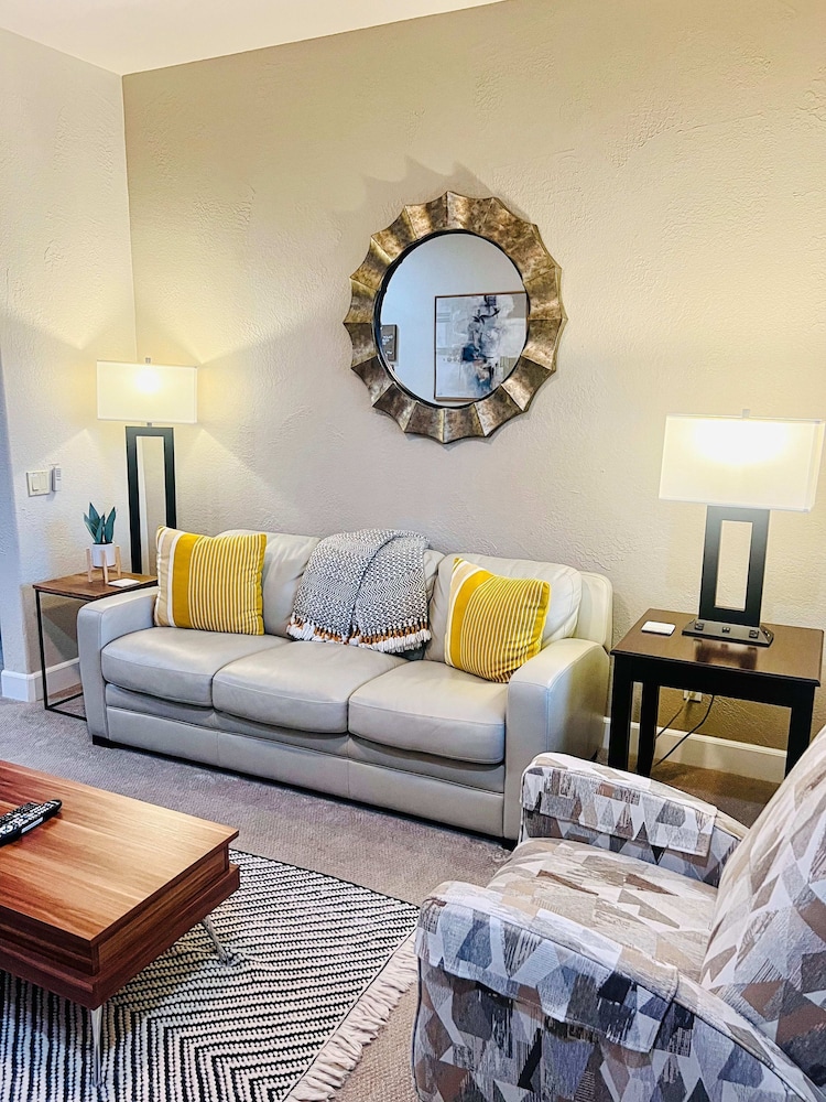 Downtown La Quinta Charmer- Walk to Dining Shops