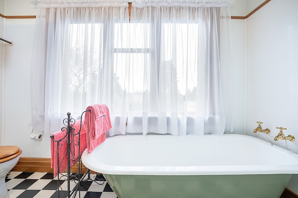 The Fern & Thistle Luxury Accommodation view 2