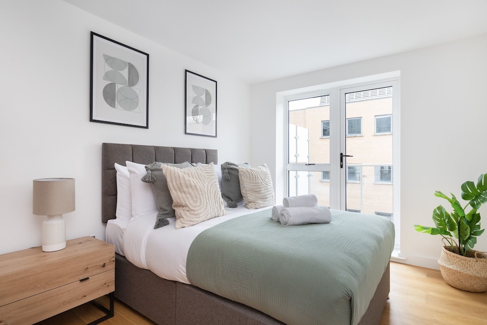 Modern 2BR 2BA with Balcony by Soho