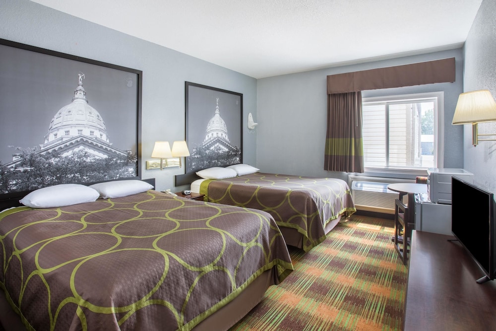 Super 8 by Wyndham Sweet Springs - Property Image 12