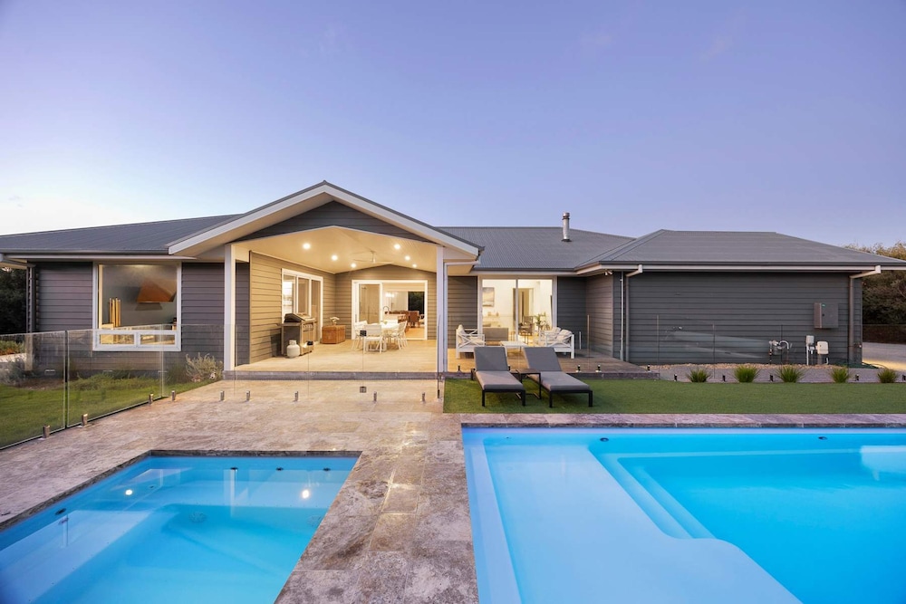 The Break Pool Spa Sauna Beach