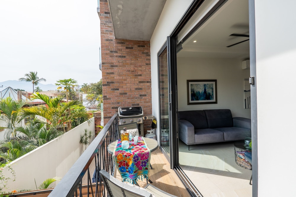 3 Adults or 2 Adults 2 Kids 1 Block From Ocean A Location