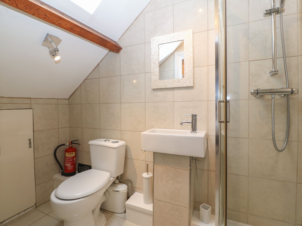 Apartment 2, Gorwel Glas