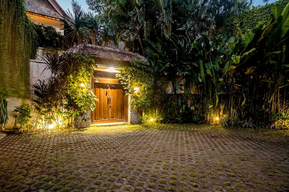 Villa Maimalu by Alfred in Bali - Heaven 4 BR Villa With Large Pool and Lush Garden