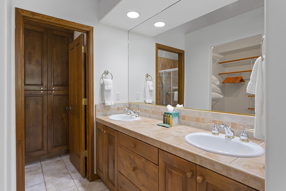 Deer Lake Village at Deer Valley Resort - Four Bedroom Condo with Hot Tub #2478 4 Condo