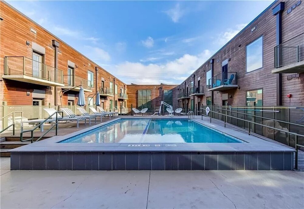 Prime East Downtown Studio w gym Washer Dryer