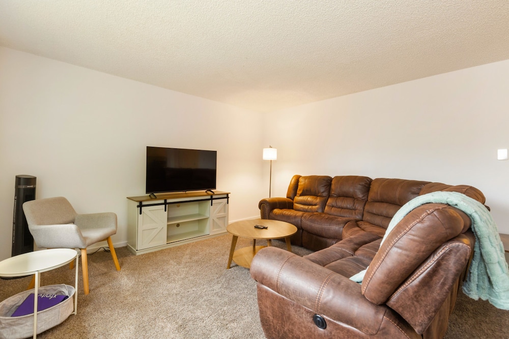 Bright 2BR Lynnwood Retreat