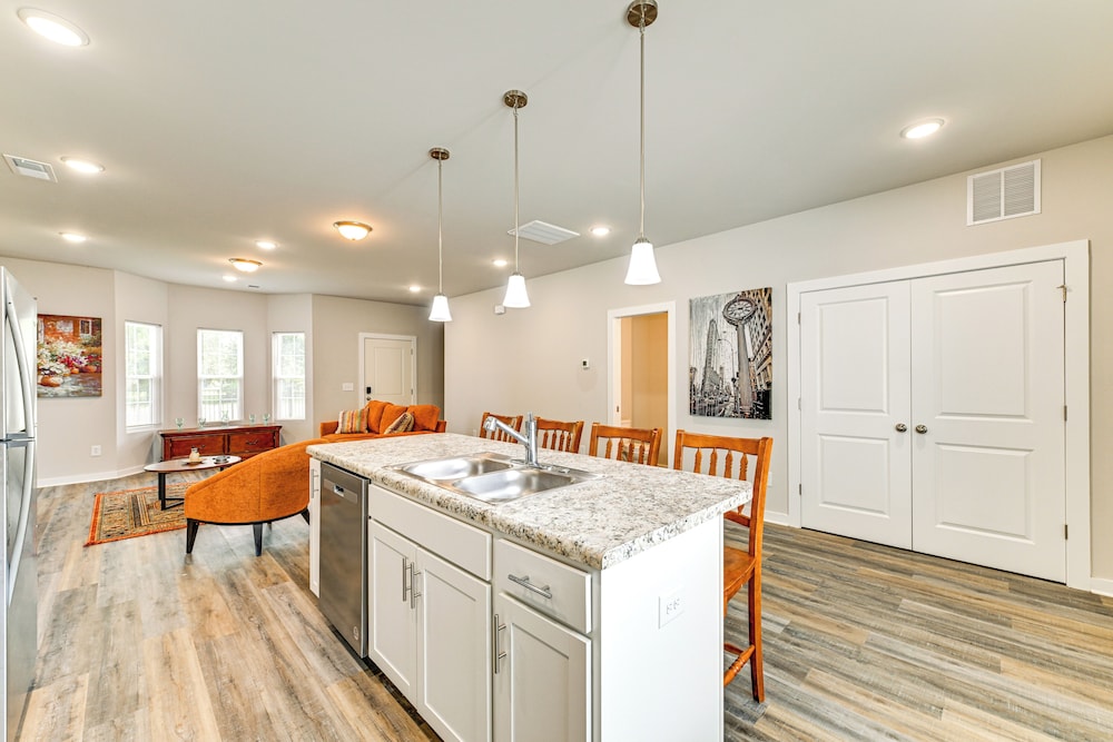 Modern Townhome w/ Yard: 5 Mi to Dtwn Charlotte